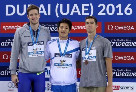 　男子２００メートル個人メドレーで優勝した瀬戸大也（中央）＝ドバイ（ゲッティ＝共同）