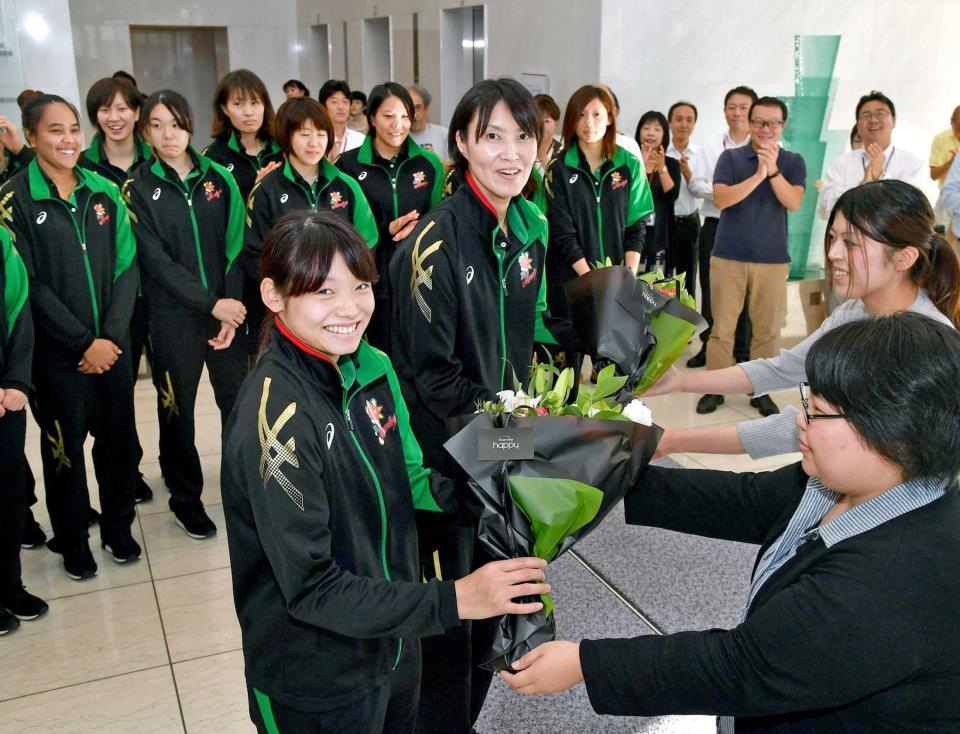 　花束を受け取るＪＴマーヴェラスの（手前左から）井上主将と吉原監督（撮影・風斗雅博）