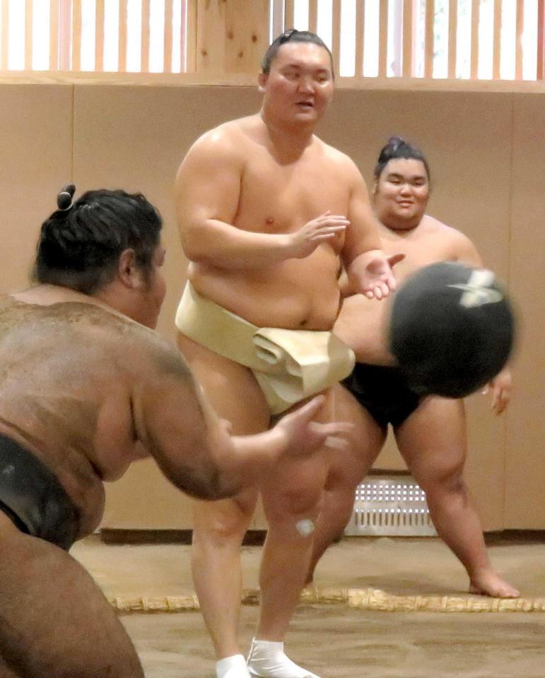 　若い力士を指導する白鵬