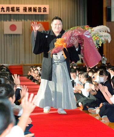 　母校の埼玉栄高で開かれた優勝報告会を終え、手を振って引き揚げる大関豪栄道