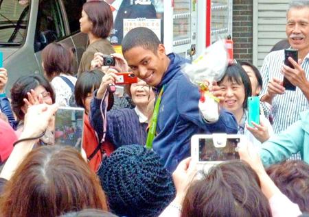 　母校の深川三中周辺をパレードする陸上のケンブリッジ飛鳥