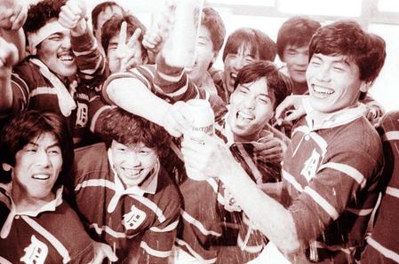 　大学日本一に輝き喜ぶ（手前右端から）東田哲也氏と平尾さん＝１９８４年１月