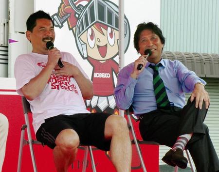 トークショーで観客を沸かせた松尾雄治氏（右）と、神戸製鋼の平尾誠二さん＝２０１１年７月