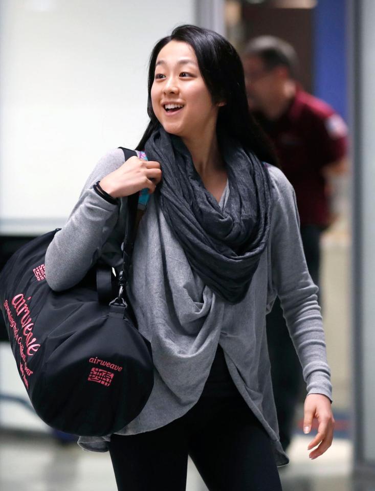 スケートアメリカに出場するためシカゴの空港に到着した浅田真央（共同）