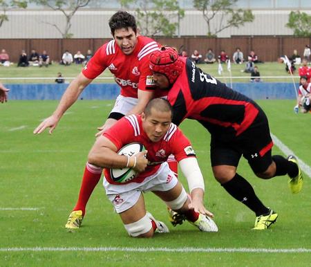 　前半、タックルをかわしトライを決める神戸製鋼・橋本