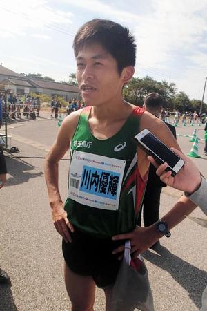 今後の展望を語る川内優輝＝牛込漁港