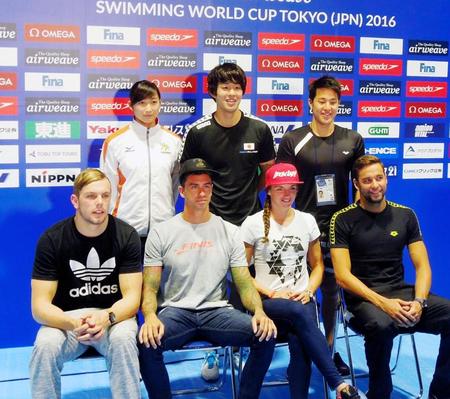 Ｗ杯東京大会の前日会見に出席した（後列左から）池江、坂井、瀬戸、（前列左から）チャルマーズ、アービン、ホッスー、レクロー