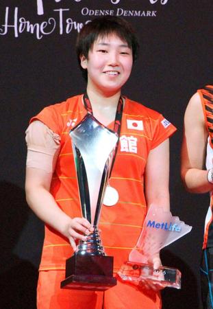 　デンマーク・オープン女子シングルスで優勝し笑顔の山口茜（共同）