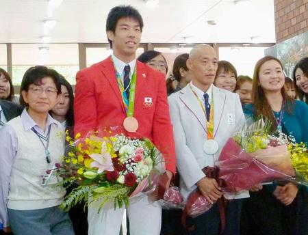 　母校の筑波大を訪問した、リオ五輪柔道銅メダルの永瀬貴規（中央左）とパラリンピック柔道銀メダルの広瀬誠（同右）