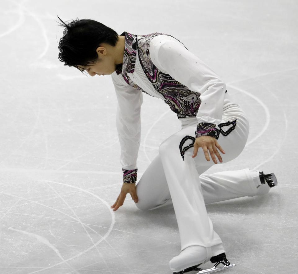 　男子ＳＰで、ジャンプに失敗し膝をつく羽生結弦＝ミシソーガ（共同）