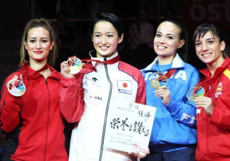 　形の女子で２連覇を果たし、メダルを掲げて笑顔の清水希容（左から２人目）＝リンツ（共同）
