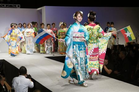 　東京都内で開かれた、世界各国をイメージした着物の発表会＝３０日午後
