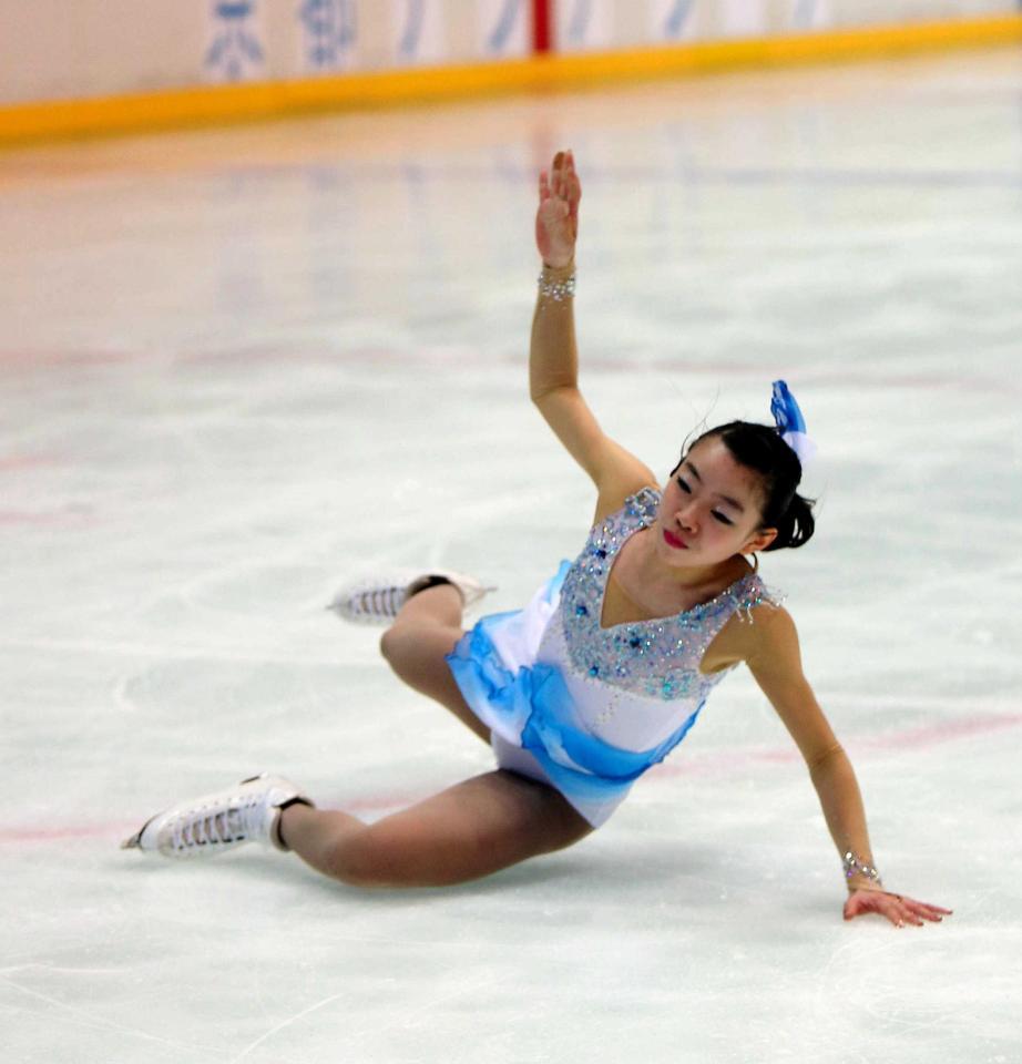 　着地に失敗し転倒する紀平梨花