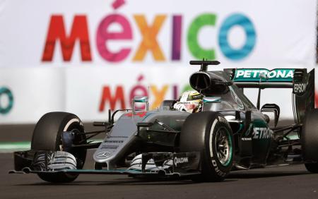 　自動車Ｆ１のメキシコ・グランプリで優勝したメルセデスのルイス・ハミルトン＝メキシコ市（ＡＰ＝共同）