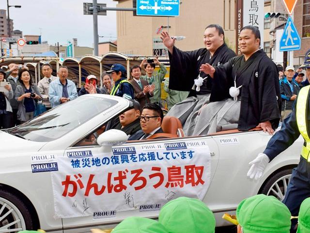 横綱白鵬らパレードで鳥取を応援