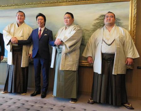 福岡市の高島宗一郎市長（左から２人目）と握手をする白鵬（左端）ら