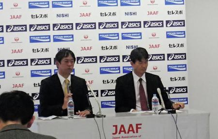 新体制を発表する伊東浩司強化委員長（左）と、尾県貢専務理事（右）＝都内