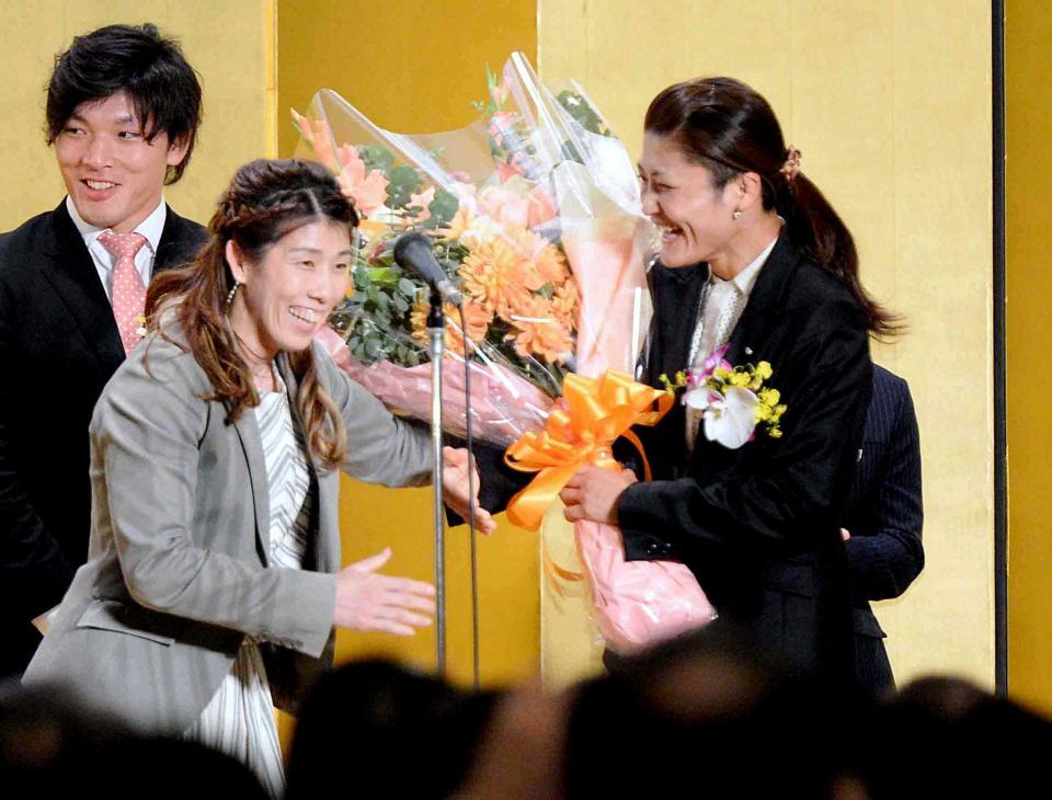 　吉田沙保里（手前左）から花束を贈られる伊調馨（撮影・佐藤厚）