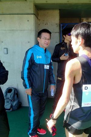 レース後、選手たちをねぎらう瀬古利彦氏＝熊谷スポーツ公園陸上競技場