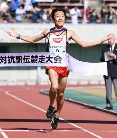 　１位でゴールする日清食品グループのアンカー・高瀬無量＝熊谷スポーツ文化公園陸上競技場