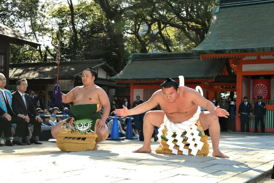 住吉神社で土俵入りを奉納する横綱白鵬（右）＝福岡市博多区（撮影・宮下雅太郎）