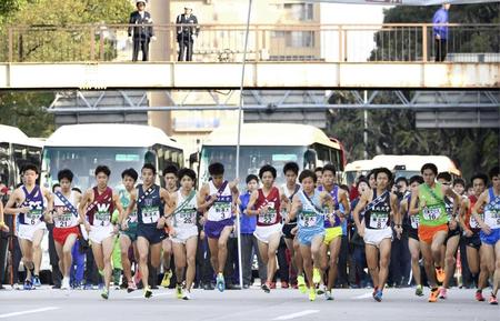 　全日本大学駅伝で、一斉にスタートする選手たち＝名古屋市