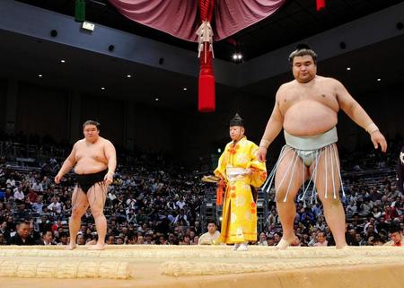 高安を突き落としで下した豪栄道（左）＝福岡国際センター