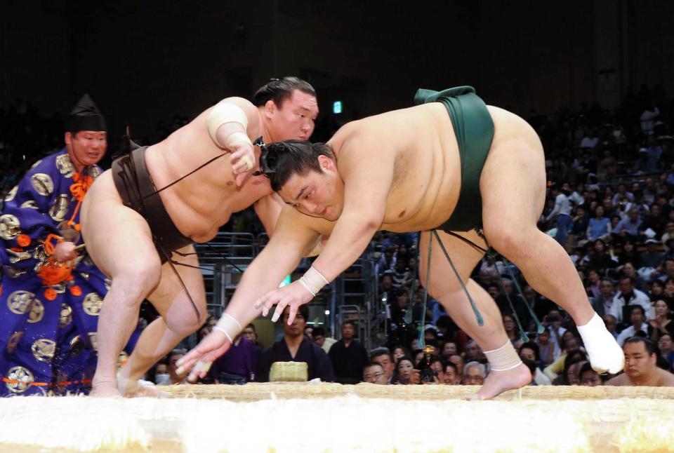 　隠岐の海（右）を突き落としで下す白鵬