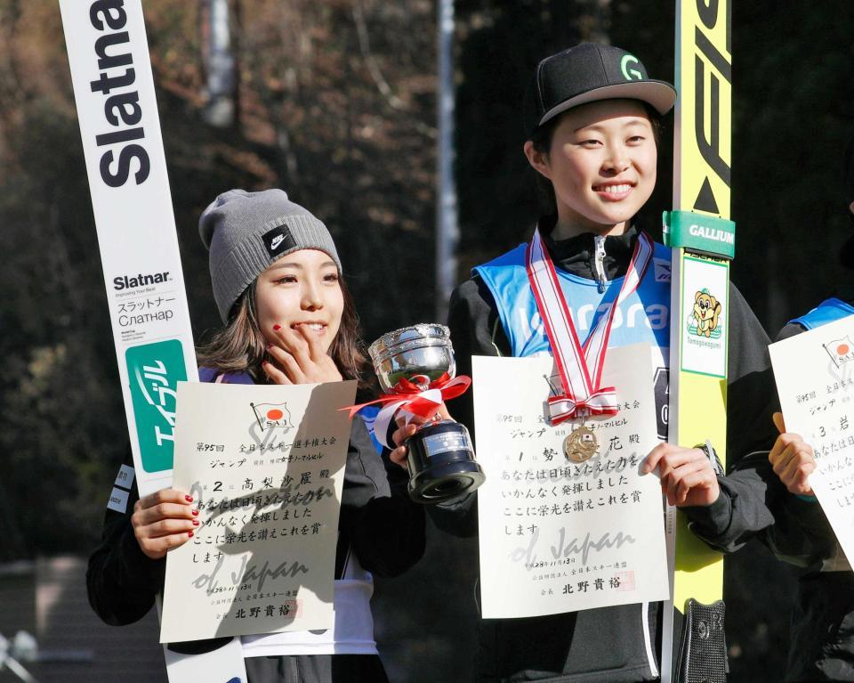 　女子で優勝した勢藤優花（右）と２位の高梨沙羅