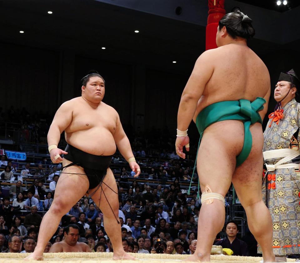 嘉風とにらみ合う豪栄道＝福岡国際センター（撮影・持木克友）