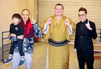 １００１勝のポーズをする（左から）堀越勸玄くん、市川海老蔵、白鵬、中村獅童（撮影・持木克友）