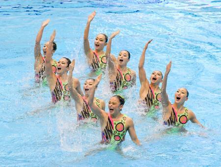 　シンクロナイズドスイミングのチーム、テクニカルルーティンで優勝した日本＝東京辰巳国際水泳場