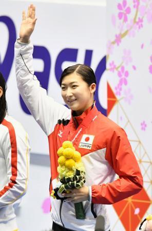 　女子５０メートルバタフライで優勝し、声援に応える池江璃花子＝東京辰巳国際水泳場