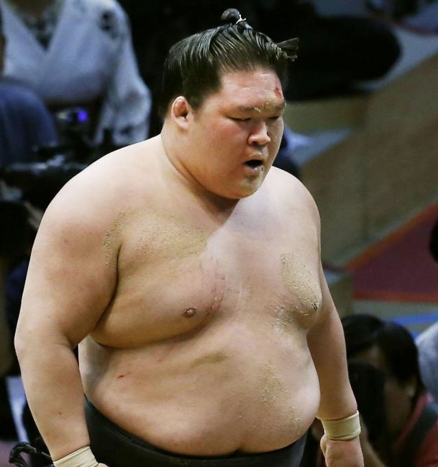 　今場所初黒星を喫し引き揚げる豪栄道＝福岡国際センター