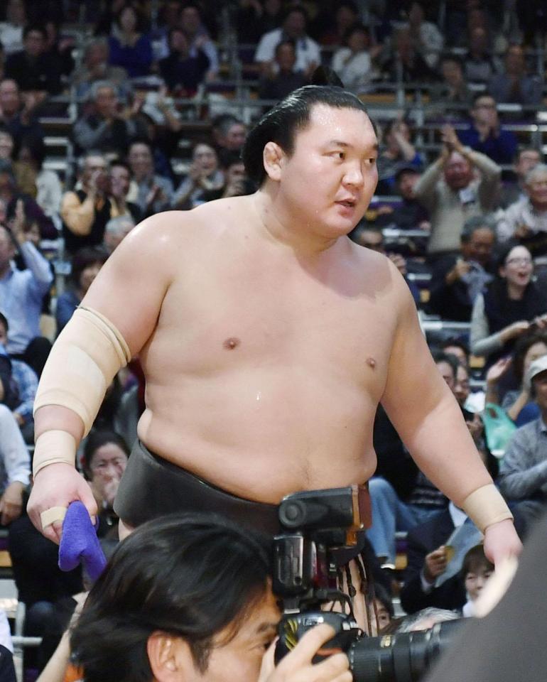 　遠藤に敗れ引き揚げる白鵬＝福岡国際センター