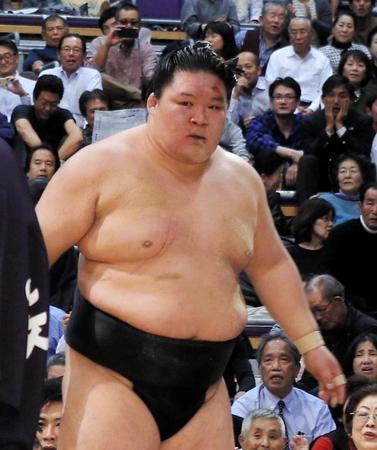 玉鷲に敗れ悔しそうに土俵を見つめる豪栄道（撮影・持木克友）