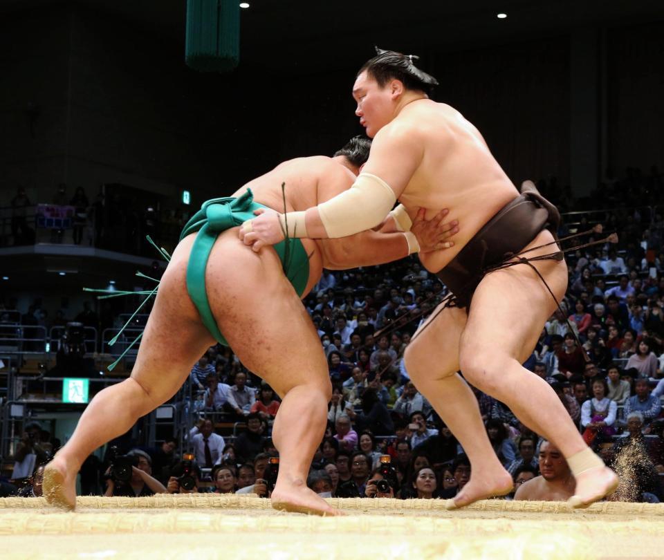 嘉風を送り出しで下す白鵬＝福岡国際センター（撮影・持木克友）