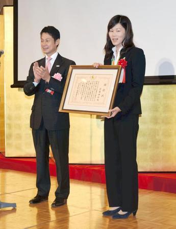 湯崎知事（左）より広島県民栄誉賞を授与された金藤理絵