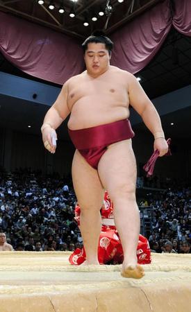 佐田の海を突き出しで破った遠藤＝福岡国際センター（撮影・持木克友）