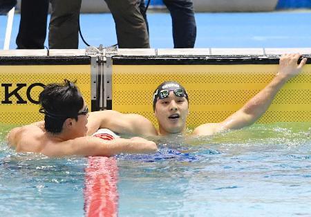 　男子２００メートル個人メドレー決勝で２位となり、記録を見詰める瀬戸大也＝東京辰巳国際水泳場