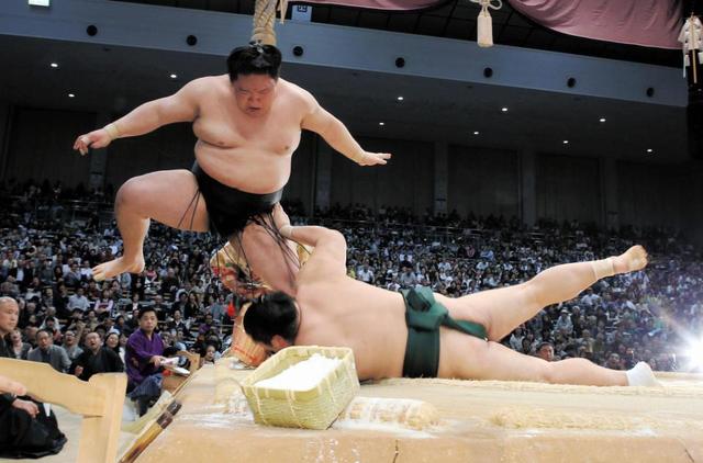 豪栄道２敗目、物言いで軍配覆る