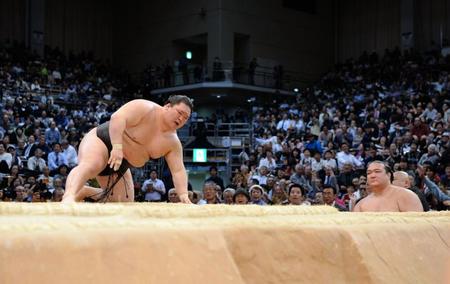 稀勢の里（右端）に突き落としで敗れた豪栄道＝福岡国際センター（撮影・開出牧）