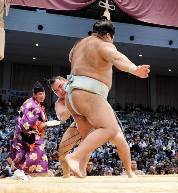 鶴竜が９連勝で全勝守る　１敗で白鵬、日馬富士、石浦が追走