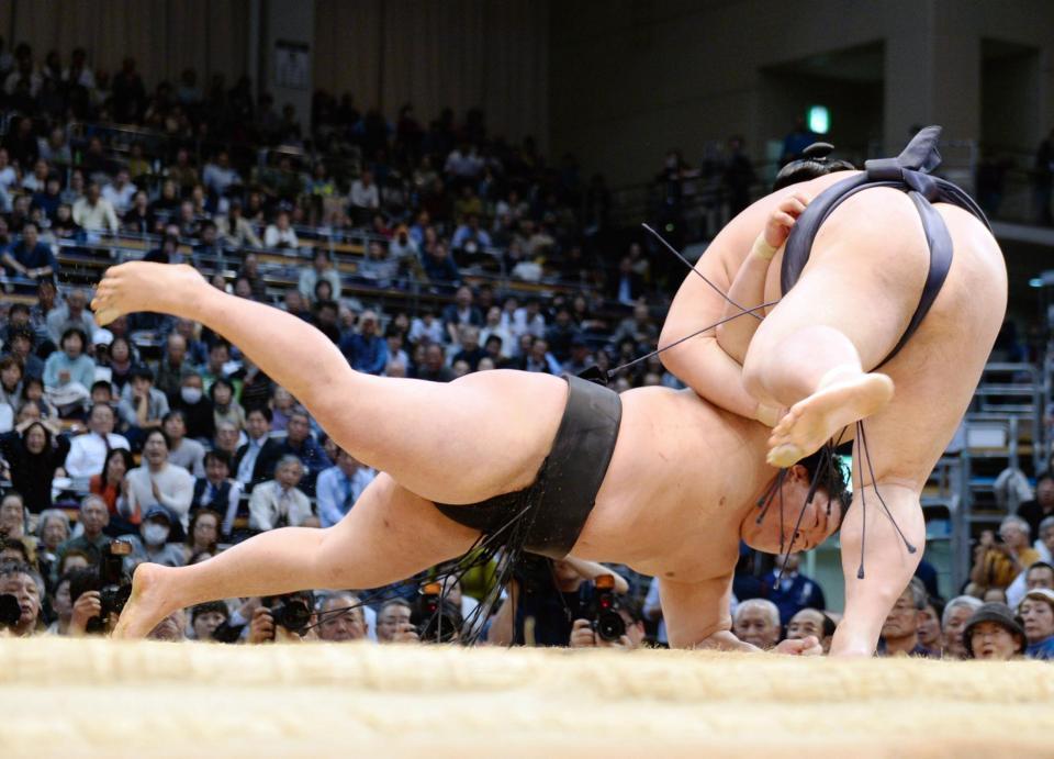 稀勢の里（右）に突き落としで敗れた豪栄道（撮影・開出牧）