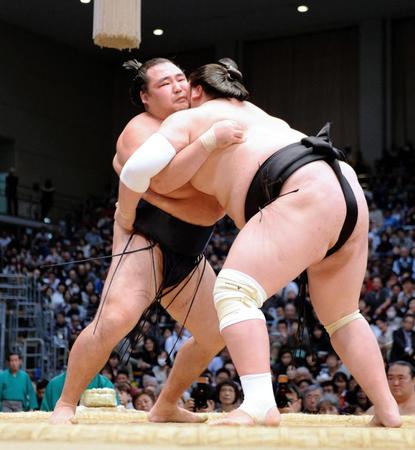 照ノ富士（右）を寄り切りで下した鶴竜＝福岡国際センター