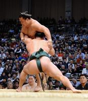 蒼国来（後方）を送り出しで破り９連勝の石浦＝福岡国際センター