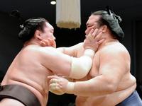 白鵬（左）の突っ張りに耐える稀勢の里＝福岡国際センター