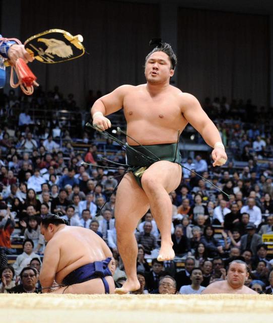 新入幕・石浦勝ち越し 我慢しきれずガッツポーズ…白鵬「おめでとう」