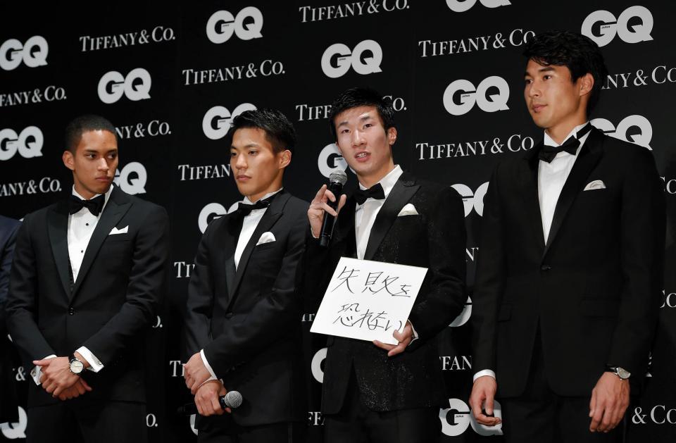 「ＧＱ　ＭＥＮ　ＯＦ　ＴＨＥ　ＹＥＡＲ２０１６」を受賞した（左から）陸上男子４００メートルリレーのケンブリッジ飛鳥、山県亮太、桐生祥秀、飯塚翔太＝１１月２１日