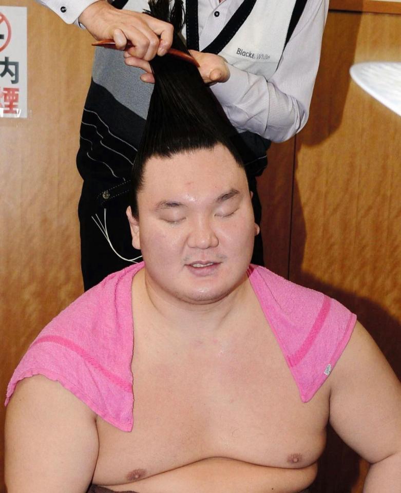 ２敗目を喫し支度部屋で悔しさをにじませる白鵬＝福岡国際センター